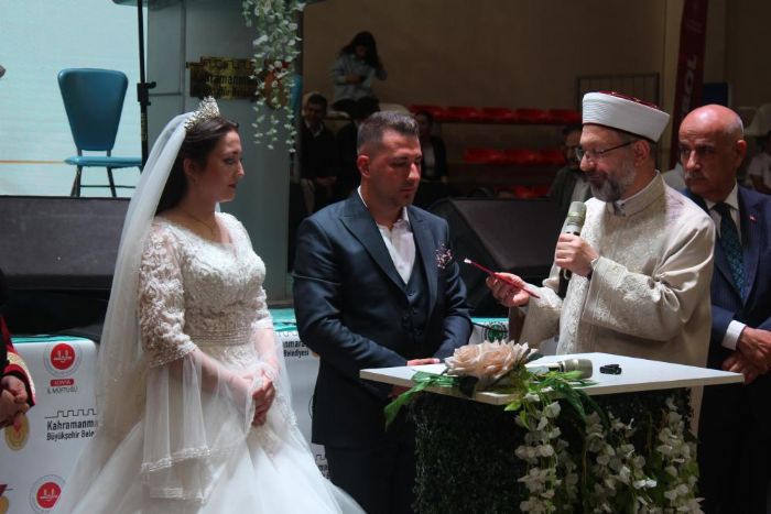 Kahramanmarata 100 depremzede ift iin toplu nikah treni yapld