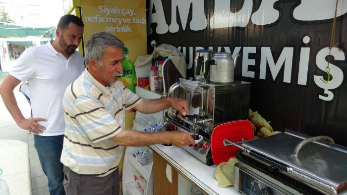 Depremzede baba oulun konteynerde ekmek mcadelesi