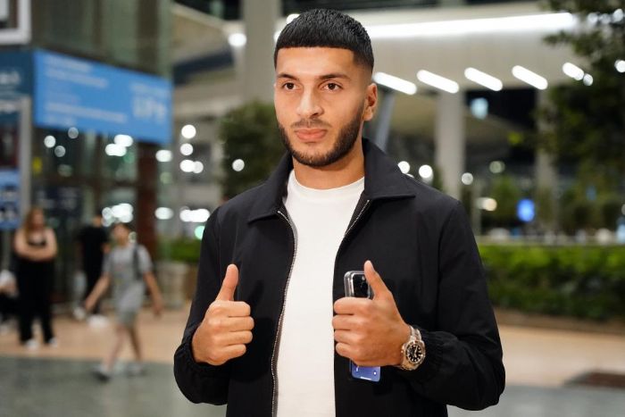 Fenerbahe'nin yeni transferi Ouz Aydn, stanbul'a geldi