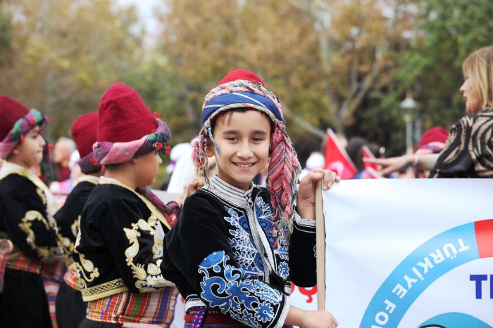 Halk Oyunlar Minikler Trkiye ampiyonas kortejle balad