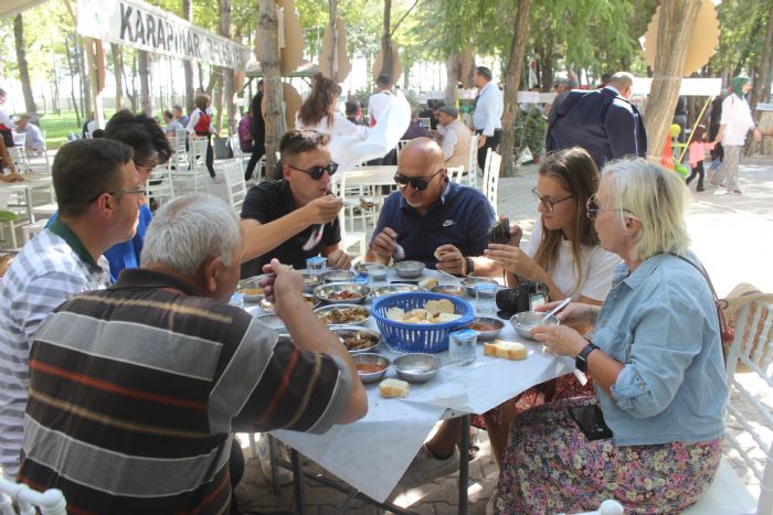 Fransz turistler, Meke Gl'nde kamp yapt