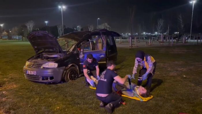 stanbul Maltepe'de hafif ticari ara yoldan karak takla att: 4 yaral