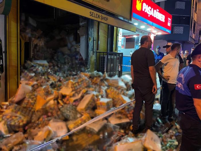 Zeytinburnu'nda tekel bayisinin asma tavan kt: Faciadan dnld