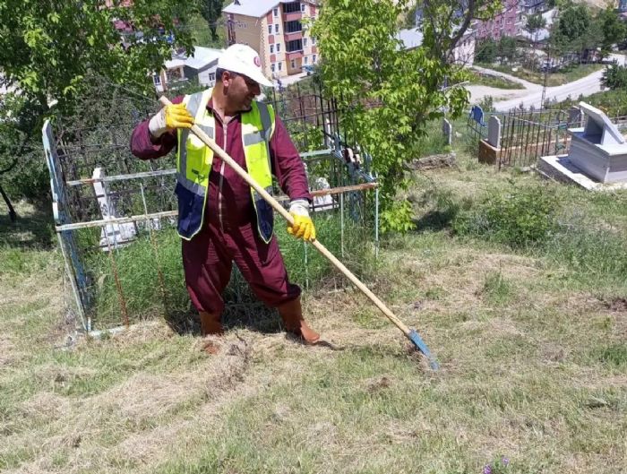 Kurban Bayram ncesi mezarlklarda bakm ve temizlik almalar hz kesmeden devam ediyor