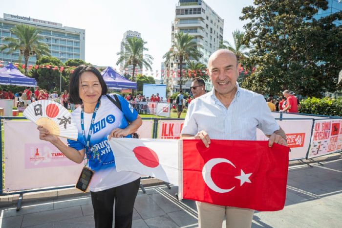 Orhunbilge: zmirliler yine byk bir cokuyla kotu