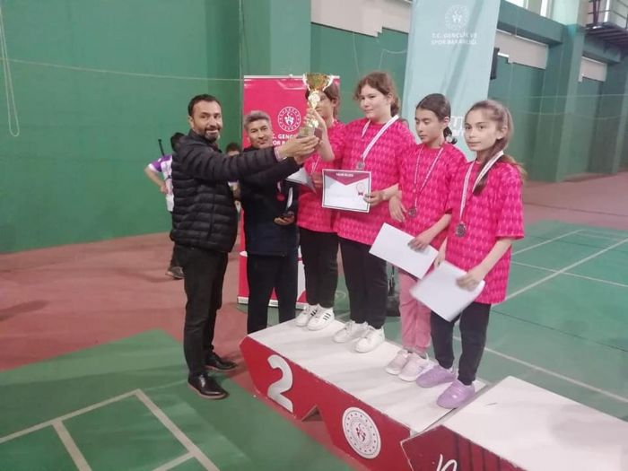 Kkler Badminton Birincilik dlleri Takmlarn Buldu