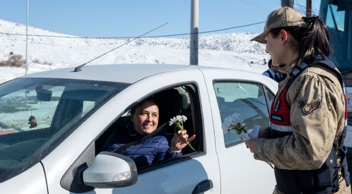 Bitlis l Jandarma Komutanl'ndan 8 Mart kutlamas