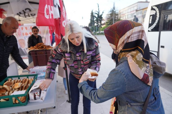 Bakan V. Suba iilere simit ve meyve suyu ikram etti