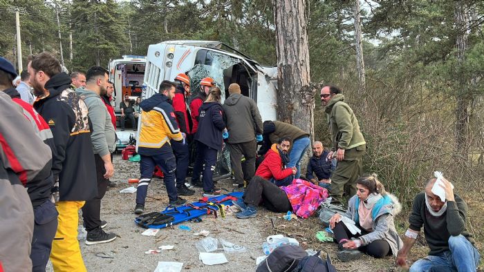 Freni boalan minibs devrildi: 14 yaral