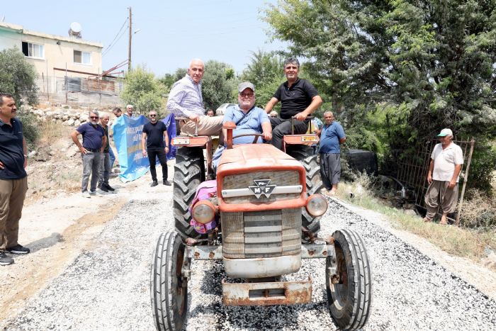 Akdeniz Belediyesi, ile genelinde asfalt ve sathi kaplama almalarn srdryor