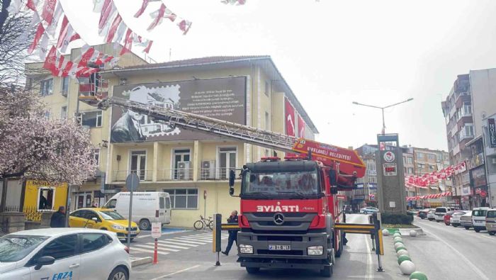 Seim iin aslan afi, poster ve bayraklar kaldrld