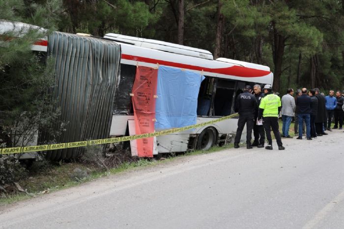 zmirde yolcularn olduu belediye otobsne tr arpt: 1 l, 4 yaral