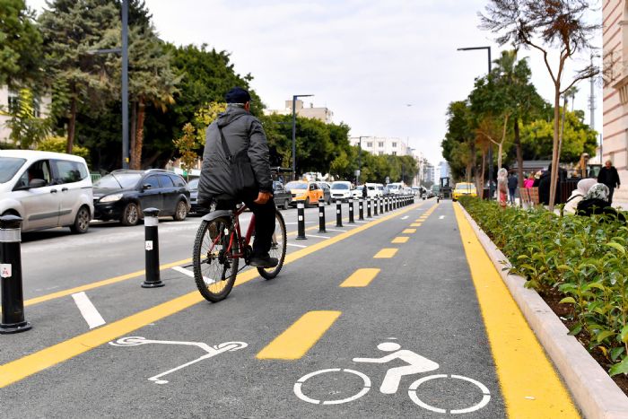 Bykehir Belediyesi, yenilenen stiklal Caddesinin ilk etabn yaya ve ara trafiine at