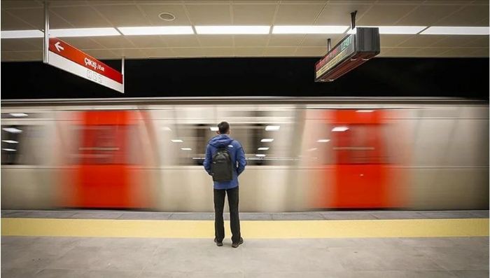 Ankarada ar scak hava nedeniyle arza yaparak durdurulan metro seferleri yeniden balad