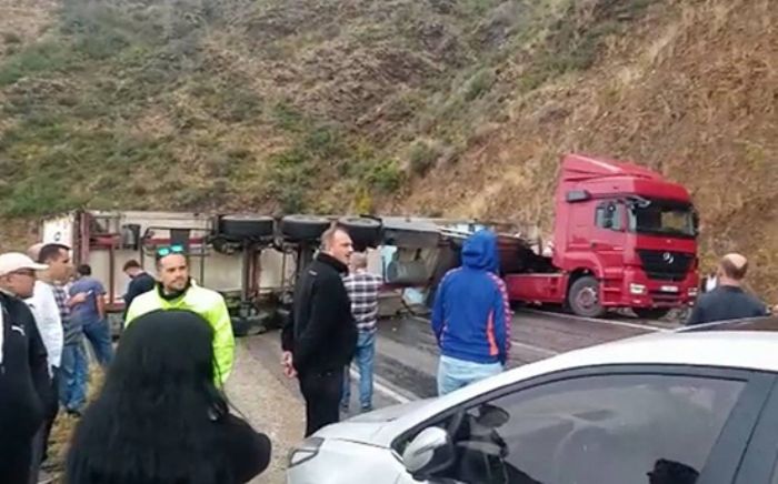 Tr devrildi, Mersin-Antalya yolu 3 saat ulama kapand  