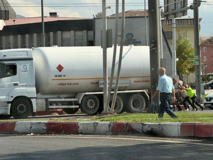 Yolda kalan yakt tankerinin imdadna polis ekipleri yetiti