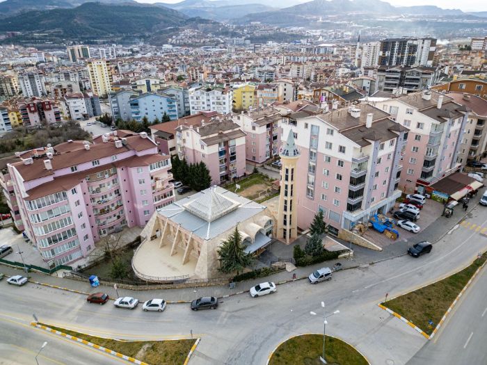 Uzay mekii minareli cami dikkat ekiyor