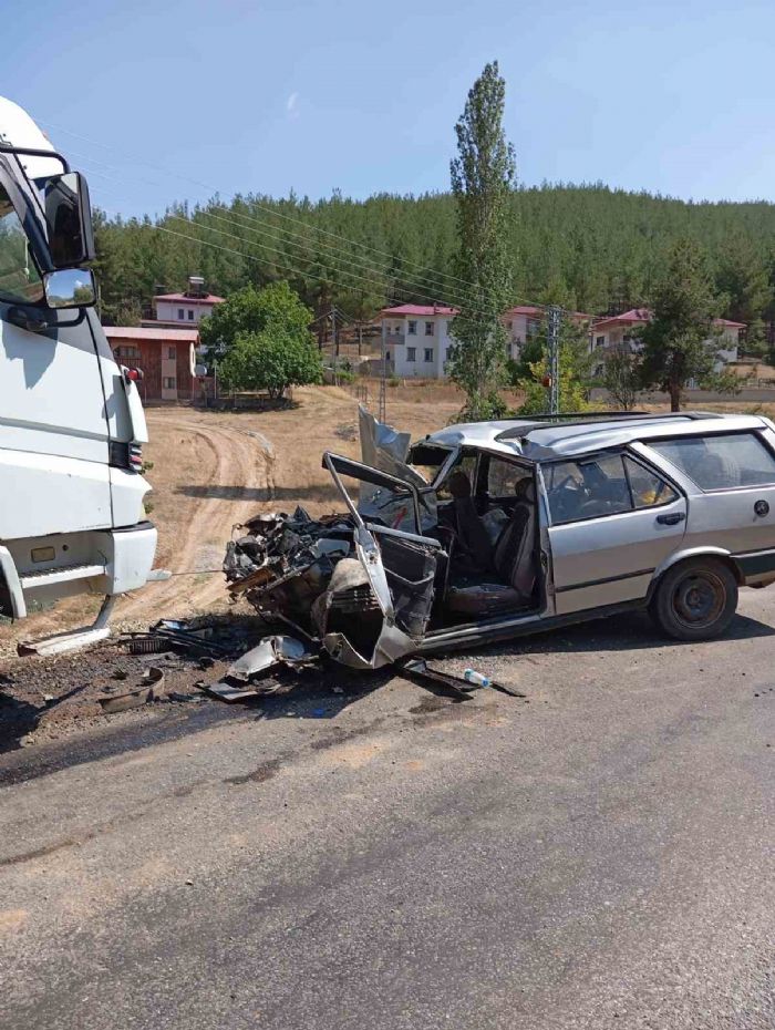 Tarsusta kamyon ile otomobil kafa kafaya arpt: 1 yaral