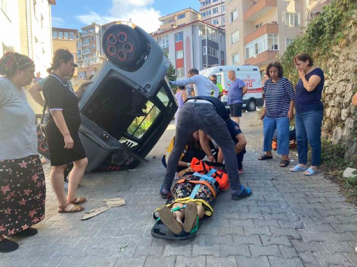 Emekli ebe aracn park etmek isterken alt yola utu