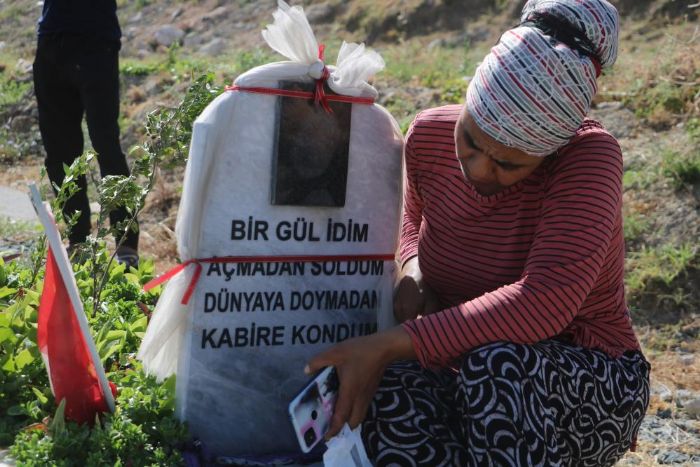 Deprem mezarlnda gzyalar iinde hznl bayram