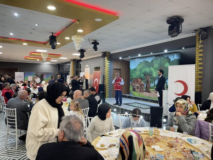 Trk Kzlay Osmaniyede 500 kiilik iftar yemei verdi