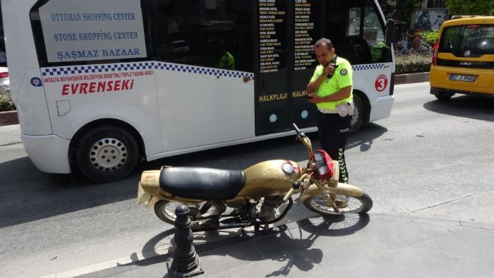 Trafik polisinden kaamaynca motosikleti brakp kayplara kartlar