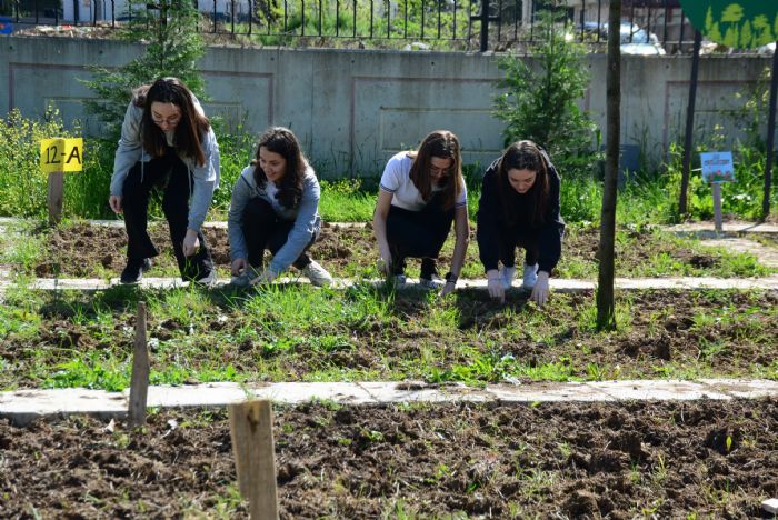 Lise rencileri hem aln terinin ekmeini yiyor hem de bilinleniyor