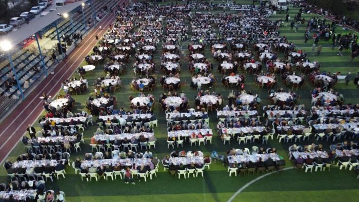 Toroslarda binlerce Fekeli Devlet Baheli Stadyumu'nda iftar at