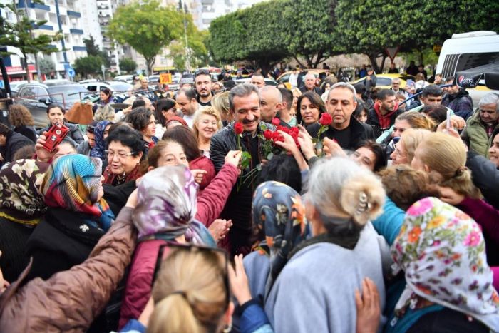 Belediye Bakan etin, kadnlara gl datt