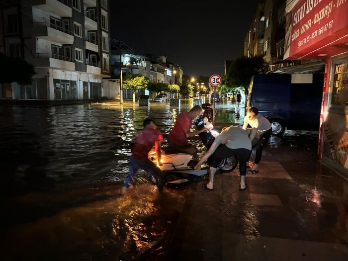 iddetli yala birlikte gle dnen caddelerde vatandalar zor anlar yaad