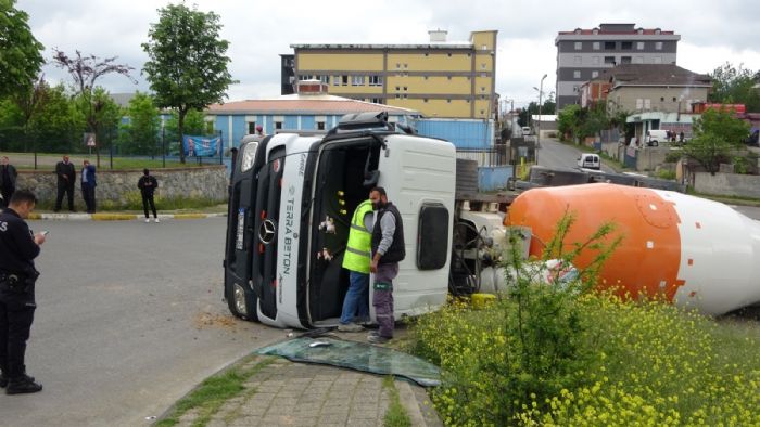 Sultanbeylide viraj alamayan beton mikseri devrildi: 1 yaral