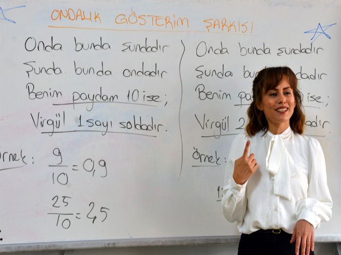 Glsevim retmen, matematik dersini oyun ve arklarla retiyor