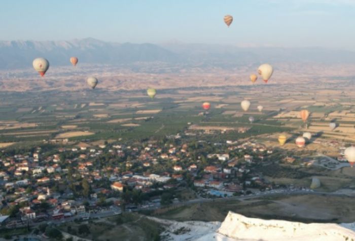 Pamukkale'de balonlar gnde 300 turist ile birlikte ykseliyor