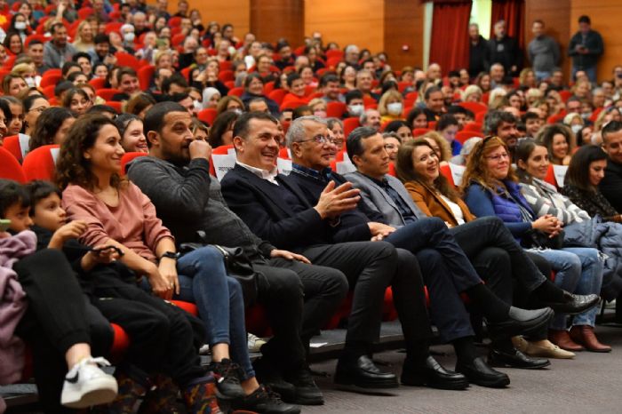 Yeniehir Belediyesi tiyatro festivalinde binlerce sanatseveri arlad