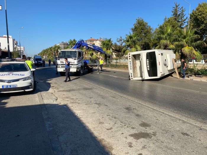  Kontrolden kan servis arac devrildi