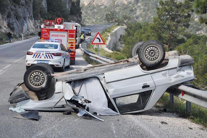 Freni patlayan otomobil bariyere arpp takla att: 1 l, 3 yaral