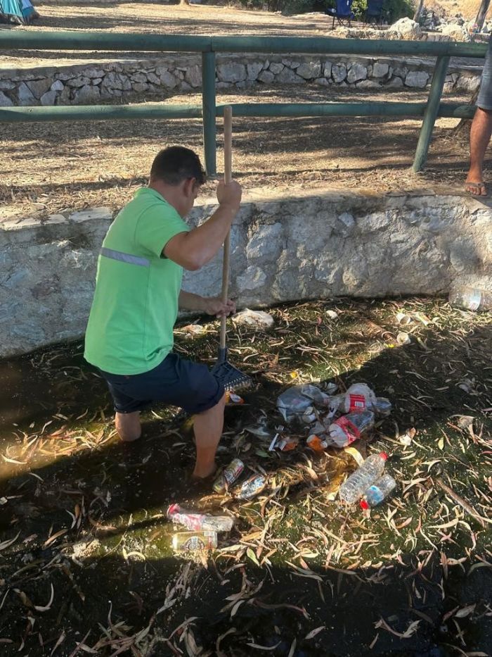 Sivrisinek ve kt koku oluumunu nlemek iin dere yataklarn temizlendi