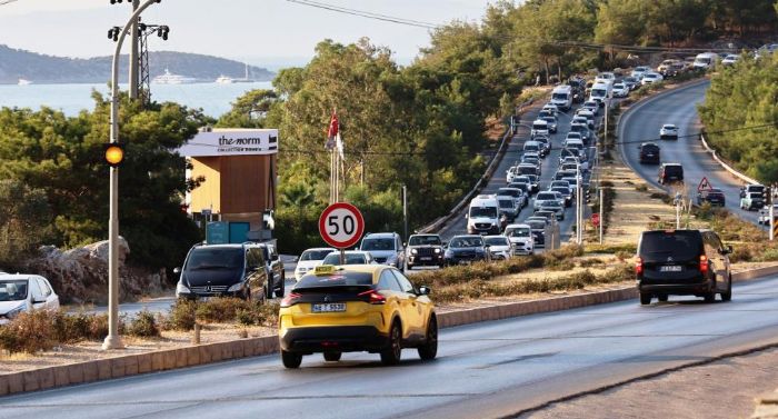 Bodrum'a 24 saatte giri yapan 20 bin ara trafii kilitledi