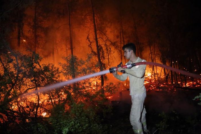 Yangna havadan gece grl helikopterler mdahale ediyor