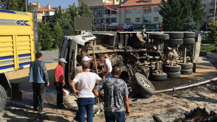 Kayseri’de faciadan dnld: Freni paylayan kamyon ile meydanna utu