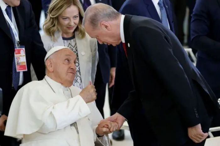 Papa Francis G7'ye katlan ilk Papa oldu