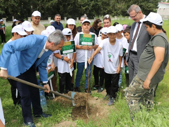 Adana'da okul bahesine meyve fidan dikildi