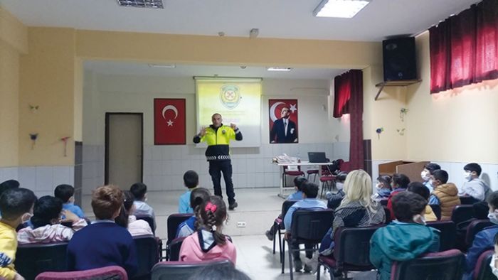 Mersin polisinden rencilere trafik eitimi