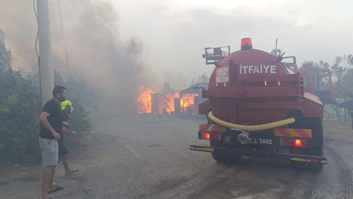 Hurda yakmak isterken, mahalleyi atee verdiler