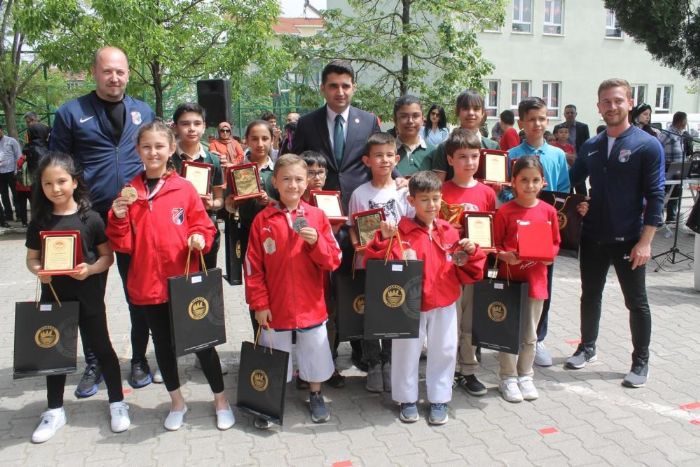 Manyas Belediye Karate Takm, 3 kupa ile dnd