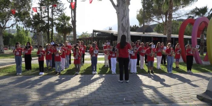 Kemer Belediyesi Genlik Orkestrasndan mini konser