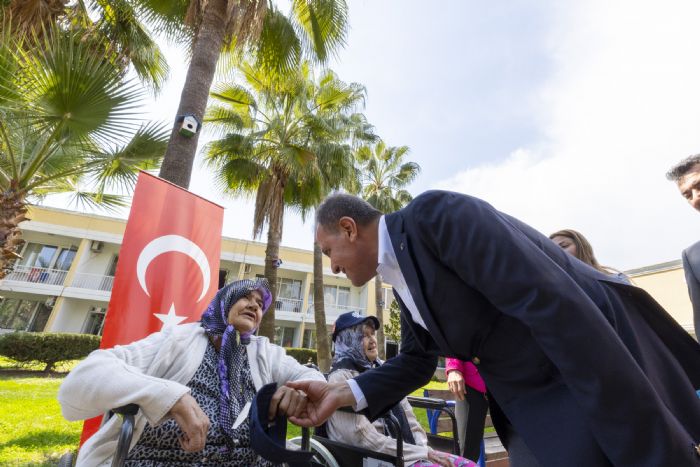 Bakan Seer, Yardm ve yilik Vakf Huzurevini ziyaret etti