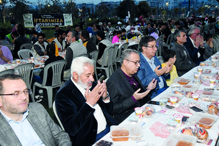 Vali Su, yetim ocuklar ve vatandalarla iftarda bir araya geldi