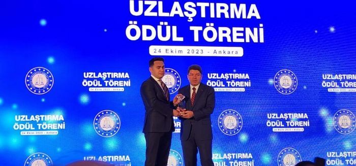 Dzce Cumhuriyet Basavcs Yasin Emre'ye uzlatrma dl takdim edildi