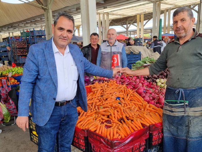 Esnaf ve vatandalara Trk Bayra hediye edildi